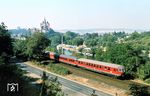 Hinter dem führenden 817 rollt 517 003 als N 3458 aus Gießen vor der Kulisse des Limburger Doms auf den Bahnhof Limburg (Lahn) zu. (14.09.1973) <i>Foto: Dieter Junker</i>