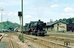 050 042 vor Ng 16120 nach Kettenbach im Bahnhof Diez. An diesem Tag war ein Bn-Wagen für mitfahrende Eisenbahnfans in den Zug eingestellt. (13.05.1973) <i>Foto: Dieter Junker</i>
