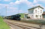 Kurzer Halt des Nahgüterzuges nach Kettenbach mit der Limburger 050 042 im Bahnhof Oberneisen. Statt 'richtiger Züge' werden heute südlich des ehemaligen Bahnhofs der Aartalbahn vom Arbeitskreis Aartalbahn Draisinenfahrten angeboten. (13.05.1973) <i>Foto: Dieter Junker</i>