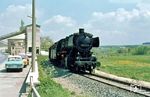 050 042 passiert mit Ng 16120 die Kalkwerke Schaefer (Schaefer Kalk GmbH & Co. KG - Werk Hahnstätten), die in unmittelbarer Nähe einen Kalksteinbruch betreiben. (13.05.1973) <i>Foto: Dieter Junker</i>