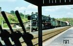 050 042 mit Ng 16120 im Bahnhof Hahnstätten. In der Bude am Hausbahnsteig (siehe auch Bild-Nr. 109673) befanden sich die Weichenhebel des Wärterstellwerks "Hs", das gleichzeitig Schrankenposten für den Bü der Aarstraße (B 54) war. (13.05.1973) <i>Foto: Dieter Junker</i>