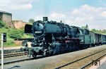 050 042 war mit Indienststellung am 04.10.1939 die zweitälteste 50er des Bw Limburg (Lahn) und steht hier vor Ng 16120 nach Kettenbach im Bahnhof Hahnstätten. Seit Stilllegung der Aartalbahn im Jahr 1986 diskutiert die Politik die Reaktivierung der Strecke auf dem Abschnitt von Limburg (Lahn) bis Zollhaus, eine Umsetzung ist derzeit aber nicht absehbar.  (13.05.1973) <i>Foto: Dieter Junker</i>
