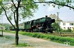 Bevor es nach Kettenbach weiterging, wurde in Hahnstätten noch der Bn-Wagen für die mitreisenden Fans in die richtige Position hinter die Lok gebracht. (13.05.1973) <i>Foto: Dieter Junker</i>