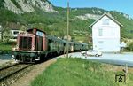 Die Kornwestheimer 211 194 mit N 2690 aus Geislingen (Steige) auf der sog. Tälesbahn in Hausen (Fils). (07.05.1976) <i>Foto: Dieter Junker</i>