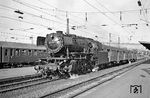 023 038 setzt den Lr aus P 1964 in Heilbronn Hbf um. Die Reisenden im daneben stehenden D 593 (Hamburg-Altona - Stuttgart) schauen interessiert zu. (27.09.1970) <i>Foto: Wolfgang Bügel</i>