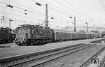 117 005 vor dem D 593 nach Stuttgart in Heilbronn Hbf. (27.09.1970) <i>Foto: Wolfgang Bügel</i>