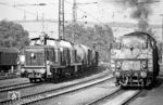 In Heilbronn Hbf begegnen 260 788 (Bw Heilbronn) und eine 290 vor einem Güterzug der Lz fahrenden 051 462 vom Bw Mannheim. (27.09.1970) <i>Foto: Wolfgang Bügel</i>