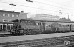 064 136 wartet vor P 3871 nach Osterburken in Heilbronn Hbf. Daneben steht 425 423. (27.09.1970) <i>Foto: Wolfgang Bügel</i>
