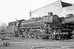 Am Schuppen neben 012 055 hatte sich zwischenzeitlich 042 310 gesellt. (17.10.1970) <i>Foto: Wolfgang Bügel</i>