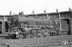 012 066 sonnt sich vor dem Schuppen ihres Heimat-Bw Rheine. Sie gehörte zu den letzten 012, die erst mit dem Schnellzug-Dampfende am 31. Mai 1975 abgestellt wurde. Am 24.11.1975 wurde sie an die Ulmer Eisenbahnfreunde (UEF) verkauft, die die Lok noch jahrelang vor Sonderzügen einsetzte. (17.10.1970) <i>Foto: Wolfgang Bügel</i>