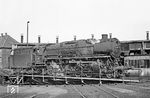 Dienstschluss für 043 574 (ex 44 1574) im Bw Rheine. Über die Drehscheibe geht es zum Abstellplatz. (17.10.1970) <i>Foto: Wolfgang Bügel</i>