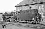 Vor der Lokleitung im Bw Rheine steht 042 166. (17.10.1970) <i>Foto: Wolfgang Bügel</i>