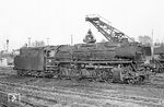 043 315 (ex 44 1315) im Heimat-Bw Rheine. Der Kohlenkran im Hintergrund war für sie bedeutungslos, sie besaß seit 22. Juni 1960 eine Ölhauptfeuerung. Seit Herbst 2020 steht die Lok als Denkmal bei der Fa. Märklin in Göppingen. (17.10.1970) <i>Foto: Wolfgang Bügel</i>
