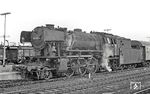 023 078 (Bw Emden) vor P 2251 im Bahnhof Rheine. Die Lok sollte das Emsland nicht mehr 'lebend' verlassen. Wegen Fristablaufs und Kesselfristablaufs wurde sie am 25.03.1971 z-gestellt und am 01.07.1971 ausgemustert. Zunächst im Bw Emden abgestellt, später in Karthaus, wurde sie im Februar 1972 bei der Fa. Ferrum in Karthaus zerlegt. (17.10.1970) <i>Foto: Wolfgang Bügel</i>