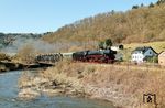 Zum 175-jährigen Jubiläum der deutschen Eisenbahnen 2010 fand sich bei der Deutschen Bahn niemand, der das Jubiläum gebührend feiern wollte. So fand rund um Ostern ein privat organisiertes Eisenbahnfest statt. Das Bw Gerolstein wurde dabei zum Dreh- und Angelpunkt für historische Züge auf der Eifelquerbahn als auch für die dampfbespannten Züge von und nach Trier. Dazu gehörte 41 018 der Dampflok-Gemeinschaft München, die die RB 12830 an der Kyll bei St. Thomas beförderte. (06.04.2010) <i>Foto: Klaus D. Holzborn</i>