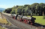 41 096 + 01 0509 fahren mit einem Sonderzug aus Ilsenburg (Harz) kommend in Wernigerode ein. Im Vordergrund verläuft das Schmalspurgleis der Harzer Schmalspurbahnen. (22.09.2010) <i>Foto: Klaus D. Holzborn</i>
