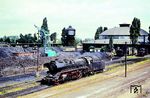41 298 vom Bw Neustrelitz im Bw Berlin-Pankow. Der 24-ständige Rundschuppen des Ende der 1990er Jahre stillgelegten Bw ist zwar (noch) vorhanden, gehört aber zu einem der vielen 'Lost Places' in Berlin und verfällt zusehends. (13.08.1966) <i>Foto: Klaus D. Holzborn</i>