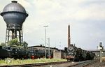 Die letzte gebaute Lok der Baureihe 41 (41 366) stand zum Zeitpunkt der Aufnahme im Bw Wanne-Eickel kurz vor ihrer Abstellung (z am 10.08.1967). Neben den links abgestellten 94 1584, 94 1585 und 94 1726 ging sie anschließend zum Schrotthändler. Einzig die hinter 41 366 stehende 41 343 wurde noch nach Flensburg umstationiert. (04.08.1967) <i>Foto: Klaus D. Holzborn</i>