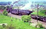 44 1061 und 94 595 (beide vom Bw Wuppertal-Vohwinkel) helfen als Schiebeloks einem Güterzug über die Steilrampe von Erkrath nach Hochdahl. (05.1963) <i>Foto: Manfred van Kampen</i>