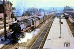 44 480 (Bw Bebra) fährt mit einem Güterzug durch den Bahnhof Bebra. (09.1961) <i>Foto: Klaus D. Holzborn</i>