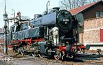 65 004 (Bw Darmstadt) ergänzt ihre Wasservorräte im Bahnhof Erbach (Odenwald). (19.04.1968) <i>Foto: Klaus D. Holzborn</i>