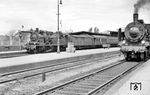 78 020 (Bw Hamburg-Altona) vor einem Personenzug im Bahnhof Neumünster. Rechts steht 38 1849 vom Bw Neumünster. (14.05.1939) <i>Foto: Kurt Herbener, Slg. W. Löckel</i>