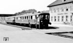 Dem eigentlich unbedeutenden Ort Hohenstein (Ostpr), etwa 25 Kilometer südwestlich von Allenstein, wurde Anfang der 1930er Jahre ein neuer Bahnhof spendiert, weil man sich mit Einweihung des nahen Tannenberg-Denkmals neuen Aufschwung erhoffte. Im Bahnhof steht ein Triebwagen 137 mit Steuerwagen 145 des Bw Allenstein. (31.07.1939) <i>Foto: Kurt Herbener, Slg. W. Löckel</i>