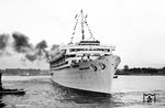 Die "Wilhelm Gustloff" war ein Fahrgastschiff der NS-Organisation Deutsche Arbeitsfront (DAF), dessen Versenkung wenige Monate vor Ende des Zweiten Weltkriegs in Europa als eine der verlustreichsten Katastrophen der Seefahrt gilt. Das Schiff wurde ab Frühjahr 1938 vom Amt für Reisen, Wandern und Urlaub (RWU) der DAF-Unterorganisation NS-Gemeinschaft „Kraft durch Freude“ (KdF) für Kreuzfahrten eingesetzt. Nach Kriegsbeginn am 1. September 1939 wurden alle KdF-Schiffe von der Kriegsmarine als Lazarett-, Wohnschiff und Truppentransporter umgebaut. Ende Januar 1945 war die Gustloff im Rahmen des „Unternehmens Hannibal“ für Verwundeten- und Flüchtlingstransporte über die Ostsee im Einsatz. Die mit mehr als 10.000 Flüchtlingen und Wehrmachtsangehörigen völlig überfüllte Gustloff wurde am 30. Januar 1945 vor der Küste Pommerns nahe Gotenhafen von einem sowjetischen U-Boot torpediert. Bei der Versenkung starben bis zu 9.000 Menschen. Das Bild entstand im Hafen von Swinemünde. (29.07.1939) <i>Foto: Kurt Herbener, Slg. W. Löckel</i>