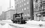 Ein Arbeitszug mit einer Gleichstromlok der Altonaer Hafenbahn im Winter 1940 am Seemannsheim in Altona. Das Heim in der Großen Elbstraße 132 wurde 1930 eröffnet und galt damals als hochmodern. Von den vielen Bombenangriffen im Zweiten Weltkrieg blieb das Haus verschont. So steht das mittlerweile denkmalgeschützte Gebäude bis heute mit der markanten Klinkerfassade direkt am Holzhafen.  (12.02.1940) <i>Foto: Kurt Herbener, Slg. W. Löckel</i>