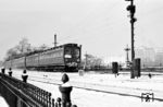 Eine mit Wechselstrom (6 kV/25 Hz) betriebene Hamburger S-Bahn-Garnitur auf der Fahrt nach Poppenbüttel auf der Lombardsbrücke in Hamburg, geführt von elT 1524a (Nw Ohlsdorf). Der Triebwagen entspricht der erst 1952 eingeführten Baureihenbezeichnung ET 99. (12.02.1940) <i>Foto: Kurt Herbener, Slg. W. Löckel</i>