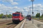 155 183 der Maik Ampft Eisenbahndienstleistungen Limbach-Oberfrohna mit einem Sonderzug anlässlich einer Sachsenrundfahrt in Borsdorf. Leider fuhr der Zug nicht wie erwartet am Bahnhofsgebäude vorbei, sondern durch Gleis 2. So sah er aber wie ein 'normaler' Personenzug aus, auf den die Reisenden warteten.  (24.05.2025) <i>Foto: Ralf Opalka</i>