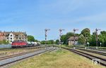 232 701 fuhr mit dem leeren Dolomit-Zug am 21. Mai 2025 nicht direkt über Leipzig nach Wünschendorf, sondern wurde über Halle (Saale), Weißenfels und Teuchern umgeleitet. Deshalb kam er im Bahnhof Zeitz nicht über Gleis 7 gefahren, sondern außen über Gleis 10. (21.05.2025) <i>Foto: Ralf Opalka</i>