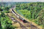 012 104 fährt mit DPE 74201 (Lippstadt - Norddeich Mole) durch den Bahnhof Hanekenfähr. Im Hintergrund ist die bekannte Brücke über die Ems zu sehen. Links steht Lok 2 der Benteler Stahl/Rohr GmbH, Werk Lingen (Ems). (31.05.2025) <i>Foto: Joachim Schmidt</i>