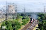 Wie in alten Zeiten fährt 012 104 am Erdgaskraftwerk Emsland in Hanekenfähr kurz vor Lingen (Ems) vorbei. Die Anlage besteht aus mehreren Blöcken, die zwischen 1972 und 1975 erbaut wurden und somit schon zu den Rheiner Plandampfzeiten in Betrieb war. (31.05.2025) <i>Foto: Joachim Schmidt</i>