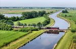 012 104 überquert den Sauteler Kanal, einen Entwässerungskanal, kurz vor Neermoor.  (31.05.2025) <i>Foto: Joachim Schmidt</i>