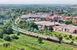 012 104 fährt mit DPE 74201 nach Norddeich Mole an Norden vorbei, der nordwestlichsten Stadt auf dem deutschen Festland, mit der weit sichtbaren Deichmühle und Frisia-Mühle. (31.05.2025) <i>Foto: Joachim Schmidt</i>