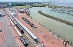 012 104 ist in Norddeich Mole angekommen. Seit 1895 erfolgt hier der direkte Umstieg zum Fährverkehr zu den Inseln Juist und Norderney. Seit der Modernisierung im Jahr 2013 ist der Bahnsteig zwar barrierefrei, gleichzeitig verschwand aber das zweite Gleis, was für die Durchführung von Sonderzügen nicht unbedingt förderlich war. (31.05.2025) <i>Foto: Joachim Schmidt</i>