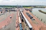 Mittlerweile hat sich der Bahnsteig in Norddeich Mole mit den Fahrgästen des Sonderzuges gefüllt. Während früher die Fahrten bis zum Prellbock als reguläre Zugfahrten durchgeführt wurden, handelt es sich heute betrieblich nur noch um ein Ausziehgleis des Bahnhofs Norddeich. Als tarifliche Besonderheit gilt im Abschnitt Norddeich–Norddeich Mole auch nicht mehr der reguläre Eisenbahntarif, sondern bereits der anschließende See-Tarif.  (31.05.2025) <i>Foto: Joachim Schmidt</i>