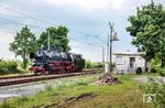 Nach der Drehfahrt in Emden kehrt 012 104 zurück nach Norddeich und fährt in Abelitz an der Fahrdienstleiter-Bude vorbei, die seit 1972 wie ein Provisorium wirkt. Der Bahnhof Abelitz existiert seit 1906 und war lange Zeit eine wichtige Umsteigestation von der Emslandstrecke zur Bahnstrecke nach Aurich. Hier wurden sogar Kurswagen umgehängt, die zur ostfriesischen Regierungshauptstadt Aurich fuhren, während der Hauptzug von Emden kommend weiter nach Norden-Norddeich fuhr. So gab es in den 1930er Jahren Kurswagen zwischen Aurich und Berlin. Der letzte Personenzug hielt hier 1967. Der Güterverkehr wurde noch bis 30. April 1996 aufrechterhalten.  (31.05.2025) <i>Foto: Joachim Schmidt</i>