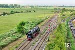 012 104 fährt als Lz nach Norddeich durch den Bahnhof Abelitz. Rechts zweigt das Gleis der Eisenbahninfrastrukturgesellschaft Aurich-Emden mbH ab, die seit 2008 die 13 Kilometer lange Bahnstrecke Abelitz–Aurich betreibt.  (31.05.2025) <i>Foto: Joachim Schmidt</i>
