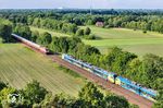 Zu den Matjestagen in Emden war auch der AKE-Rheingoldzug im Emsland unterwegs. An der Üst Lehe bei Dörpen begegnet 101 001 mit DPE 321 nach Köln einer Triebwagen-Doppeleinheit der Westfalenbahn als RB 90290 nach Emden Außenhafen. (31.05.2025) <i>Foto: Joachim Schmidt</i>