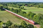 101 001 mit dem AKE-Rheingoldzug DPE 321 aus Emden bei Dörpen. Der Zug hatte kurz zuvor in Papenburg einen Halt eingelegt, um die Besucher der Meyer-Werft, deren Gebäude am Horizont zu sehen sind, einzusammeln. (31.05.2025) <i>Foto: Joachim Schmidt</i>