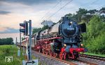 In den letzten Sonnenstrahlen des Tages rollt 012 104 gegen 21.05 Uhr bei Mehringen auf Salzbergen zu. (31.05.2025) <i>Foto: Joachim Schmidt</i>