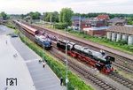 Lokwechsel im Bahnhof Salzbergen von 012 104 auf 110 350. (31.05.2025) <i>Foto: Joachim Schmidt</i>