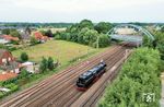 Im Bahnhof Salzbergen verlässt 012 104 den Sonderzug aus Norddeich Mole, um als Lz nach Osnabrück zu fahren. Die Brücke der Schüttorfer Straße über die Bahngleise nutzten früher Heerscharen von Fotografen, um die Dampfzüge auf der Emslandstrecke bildlich festzuhalten. (31.05.2025) <i>Foto: Joachim Schmidt</i>