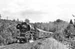 Am 02.09.1985 bespannte die Saalfelder Traditionslok 01 1531 den einstigen Dampfumlauf P 6014/P 5033 von Jena nach Weimar und zurück nach Saalfeld (Saale). Da der Zug an diesem Tag lediglich aus einer vierteiligen Doppelstockzugeinheit bestand, musste er zwischen Jena West und Großschwabhausen am Bk Schlettwein nicht nachgeschoben werden. (02.09.1985) <i>Foto: Thomas Fischer</i>