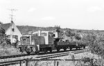 101 715 vom Bw Saalfeld (Saale) mit zwei Flachwagen für eine Gleisbaustelle in Jena. Der Bagger T 174-1 auf dem ersten der beiden K-Wagen wird noch mit Seilen betrieben. (02.09.1985) <i>Foto: Thomas Fischer</i>