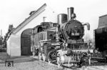Die 1908 von der Union-Gießerei, Lokomotivfabrik & Schiffswerft, Königsberg (Pr) gebaute "7512 Hannover", spätere 74 231, war nach ihrer Ausmusterung bei der Reichsbahn von 1964 bis 1973 als Lok 6 bei der VEB Industriebahn Erfurt tätig. Von 1973 bis 1992 stand sie unter der falschen Bezeichnung "7778 Cassel" als Denkmal vor der DR-Betriebsschule in Erfurt. 1992 ging die Lok zunächst in den Bestand der Traditionslokomotiven der DR über und ab 1994 gehörte sie zur Sammlung des DB-Museums Nürnberg. 1999 wurde die Lok an den Verein Museums-Eisenbahn Minden e.V. verkauft und erhielt bis Oktober 1999 eine Hauptuntersuchung im DLW Meiningen. Anläßlich der Untersuchung wurde die Lok mit einen Neubaukessel ausgerüstet, erhielt die preußischen Farbgebung und wurde wieder als T 11 "7512 Hannover" bezeichnet. Sie ist die letzte in Deutschland vorhandene preußische T 11.  (29.09.1985) <i>Foto: Thomas Fischer</i>