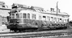 Triebwagen ZZr-11 der Administration des chemins de fer d’Alsace et de Lorraine (AL) im Depot Luxembourg. Das von De Dietrich in Reichshoffen (Frankreich) gebaute Fahrzeug verließ am 24. Juni 1933 die Werkhallen. Angetrieben wurde er von zwei Dieselmotoren des Typs 85 LC 4, die von der Compagnie Lilloise des Moteurs (CLM) in Lizenz der deutschen Firma Junkers gebaut wurden. Die Zweitakt-Vierzylinder-Boxermotoren mit acht Kolben leisteten bei 1500/min jeweils 105 PS (77 kW). Die Kraftübertragung zu den Achsen erfolgte über ein Vierganggetriebe. Die Drehgestelle ähnelten der deutschen Bauart Görlitz.  (1938) <i>Foto: RVM-Filmstelle Berlin (Maey)</i>
