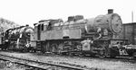 SNCF 1-141 TA 542 (ex AL 8552) im Depot Longwy. Die Reichseisenbahnen Elsaß-Lothringen (AL) besaßen insgesamt 14 preußische T 14, sechs weitere folgten 1918 als Waffenstillstandsloks. Im Zweiten Weltkrieg unterstanden die Strecken in Elsaß und Lothringen den Rbd Karlsruhe und Saarbrücken, die die ehemaligen AL-T 14 auch im alten Reichsgebiet einsetzten. 1-141 TA 542 kehrte 1946 aus der DR-Westzone nach Frankreich zurück und wurde 1956 ausgemustert. (30.05.1954) <i>Foto: Jacques H. Renaud</i>